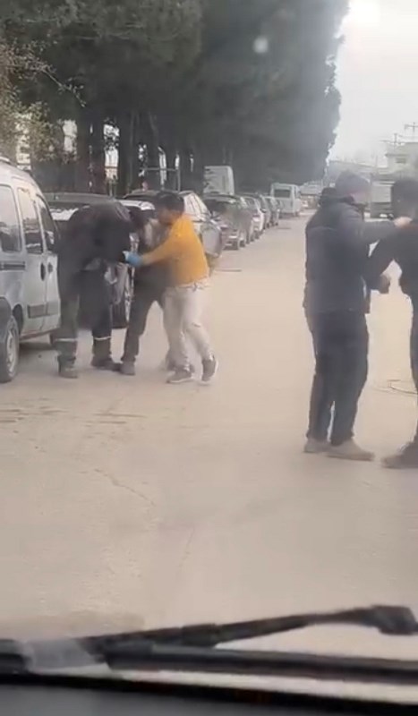 Yol Ortasında Yumruklu Kavga!