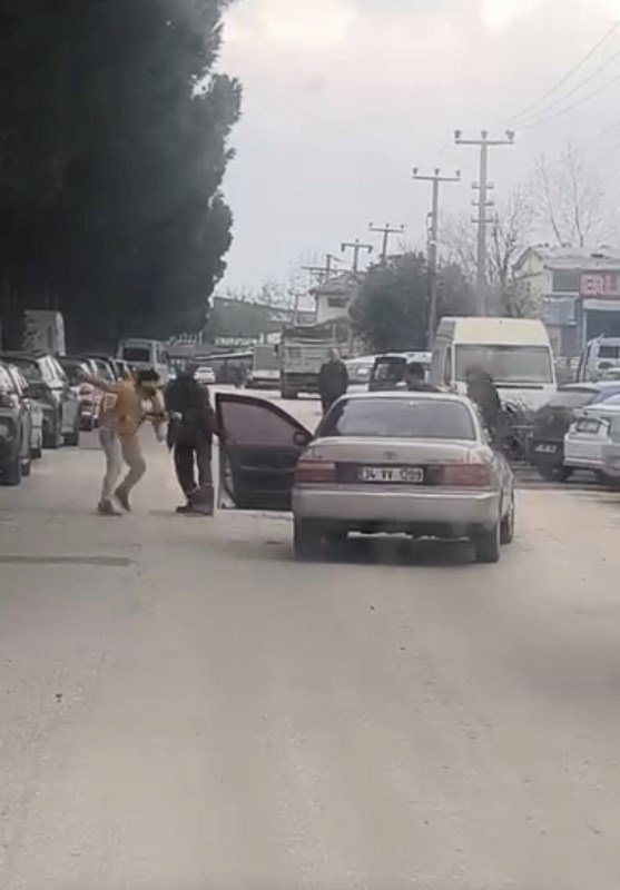 Yol Ortasında Yumruklu Kavga!
