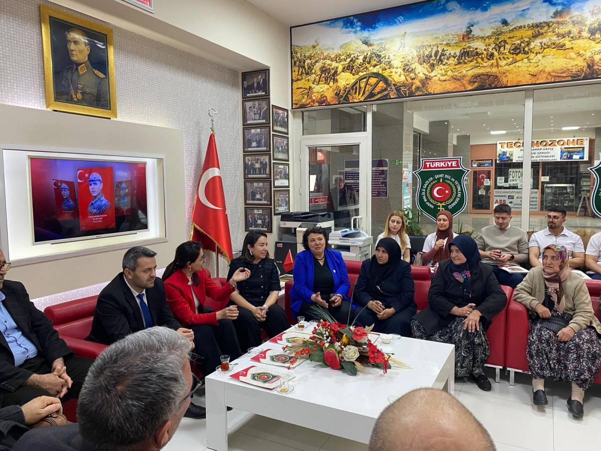 Diş Hekimliği Fakültesinden Şehit ve Gazi Yakınlarına Hem Ziyaret Hem Muayene