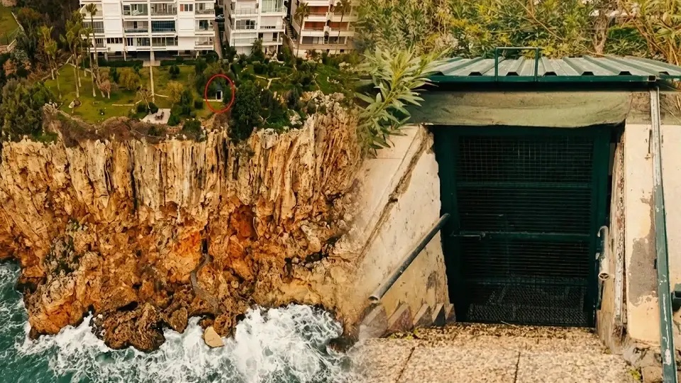 Antalya Falezlerinde Kaçak Yapıya Yıkım Kararı: 40 Yıllık Gizli Yapı Ortaya Çıktı