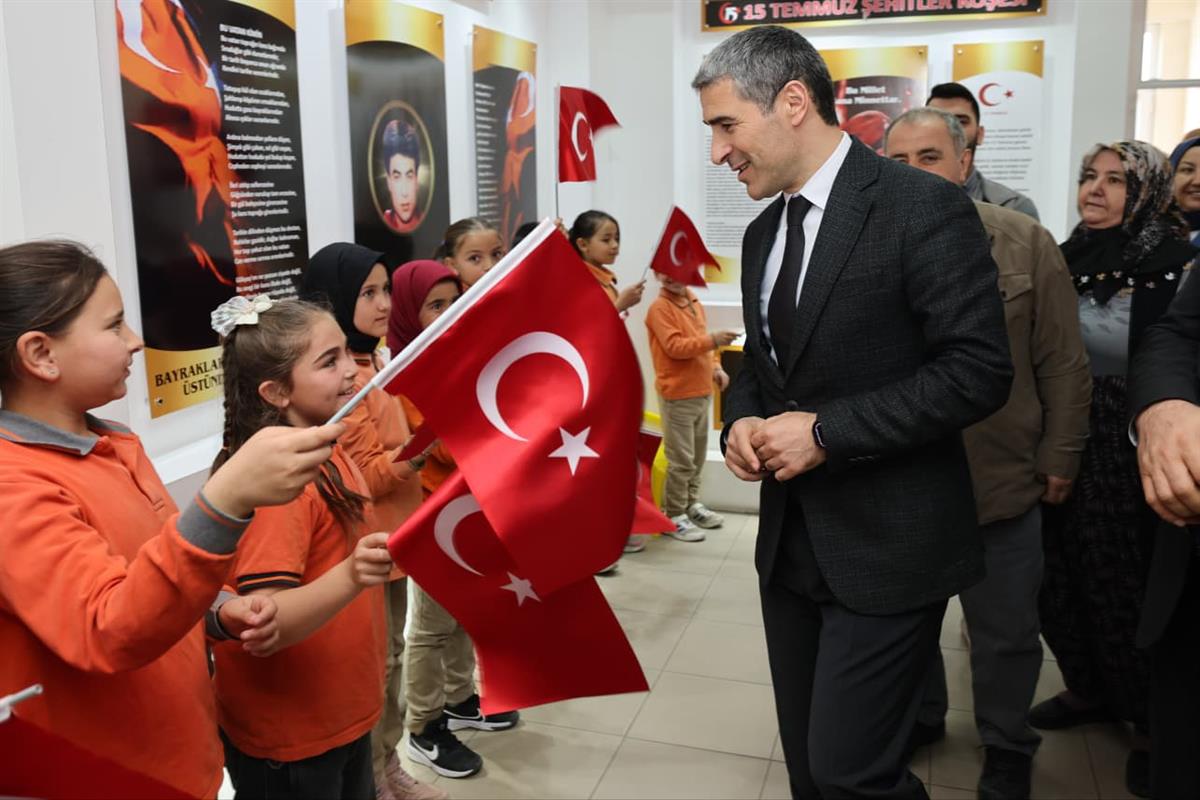 Öğrenciler Davet Etti, Vali Aktaş Kütüphaneyi Öğrencilerle Birlikte Açtı