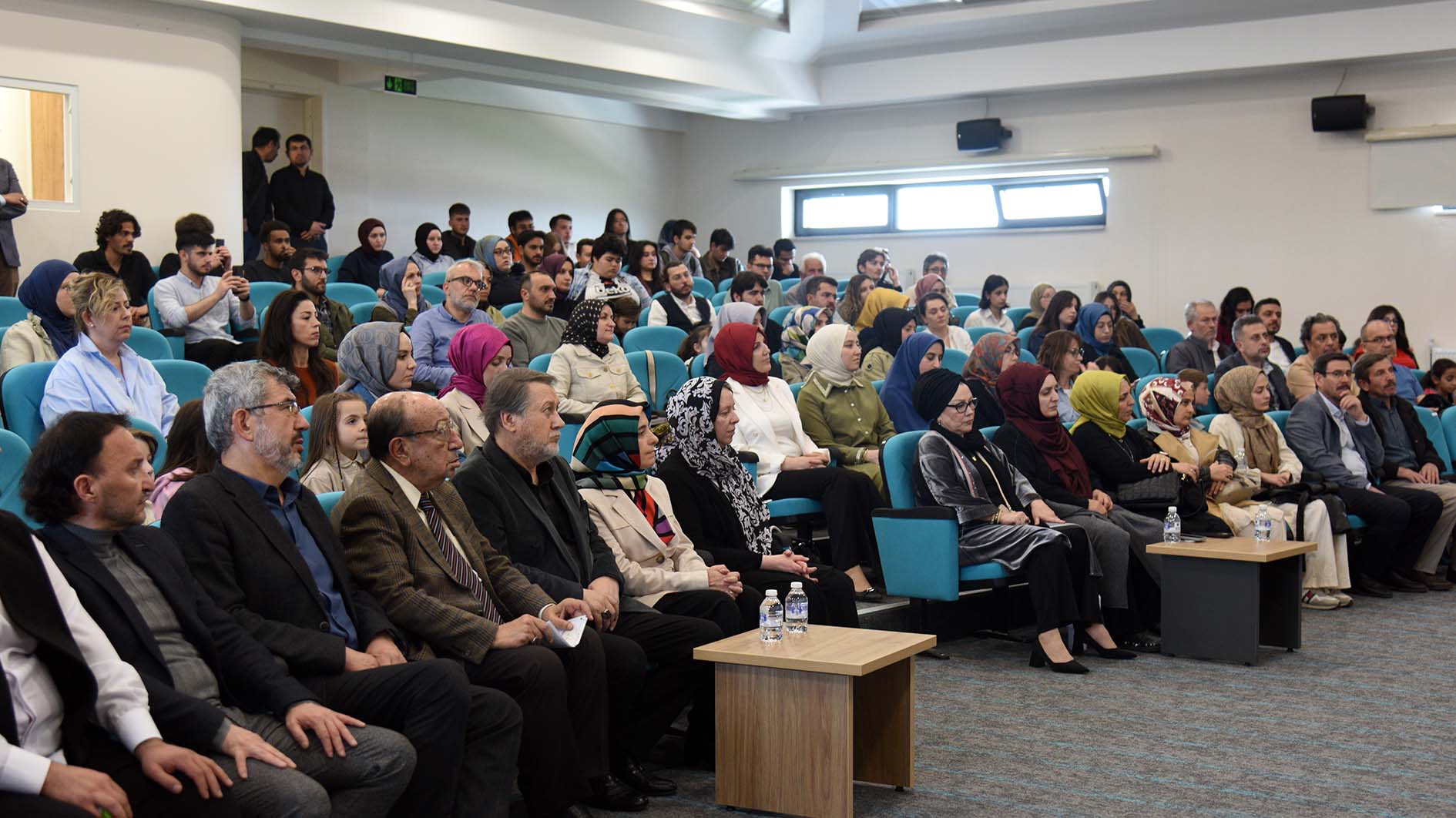 Devlet Sanatçısı Özhan, “Gerçek Ne ve Nerede?” Konulu Söyleşi Gerçekleştirdi