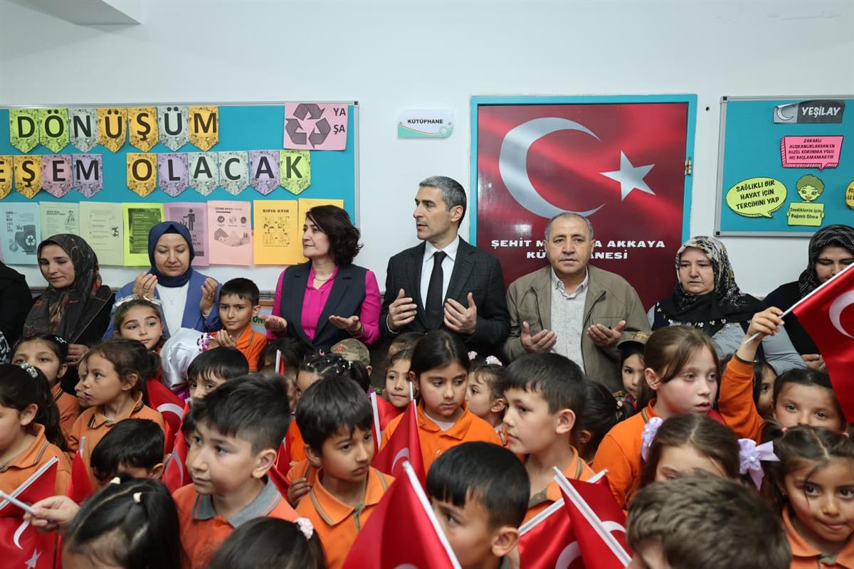 Öğrenciler Davet Etti, Vali Aktaş Kütüphaneyi Öğrencilerle Birlikte Açtı