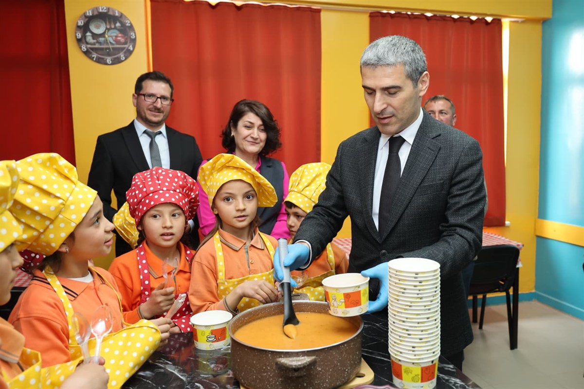 Öğrenciler Davet Etti, Vali Aktaş Kütüphaneyi Öğrencilerle Birlikte Açtı