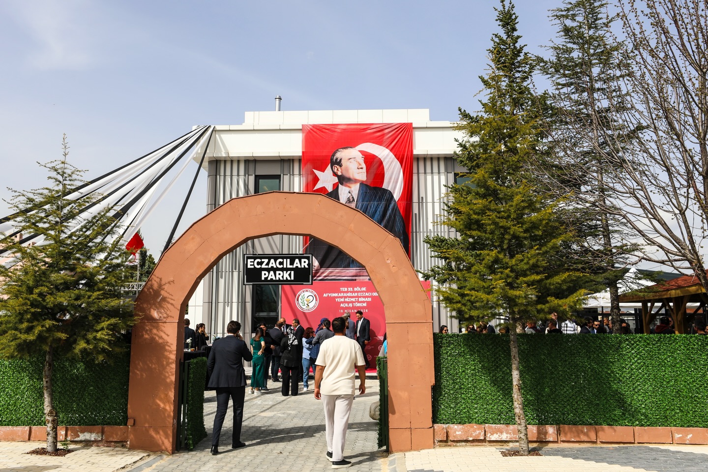 Afyonkarahisar Eczacı Odası’nın Yeni Hizmet Binası Açıldı