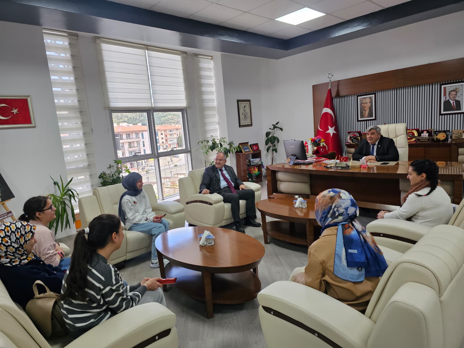 Helsinki'de Staj Yapan Özel Öğrencilerden Müdür Sünnetci'ye Ziyaret