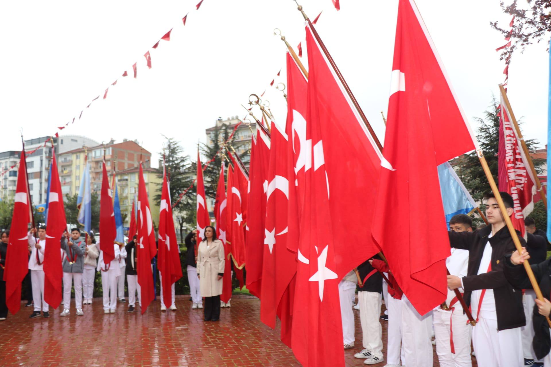 Afyonkarahisar'da 23 Nisan Kutlamaları Çelenk Sunma Töreniyle Başladı