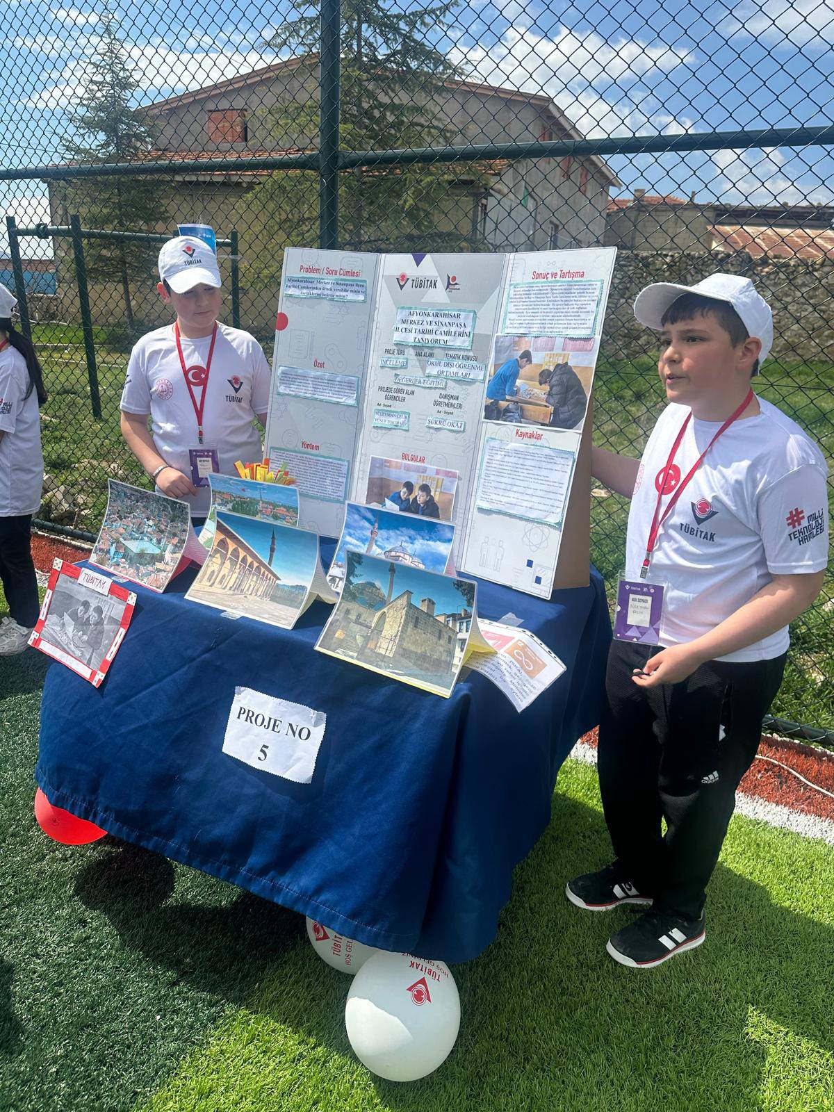 Afyonkarahisar'da Genç Mucitler Sahneye Çıktı: TÜBİTAK 4006 Bilim Fuarları Sürüyor