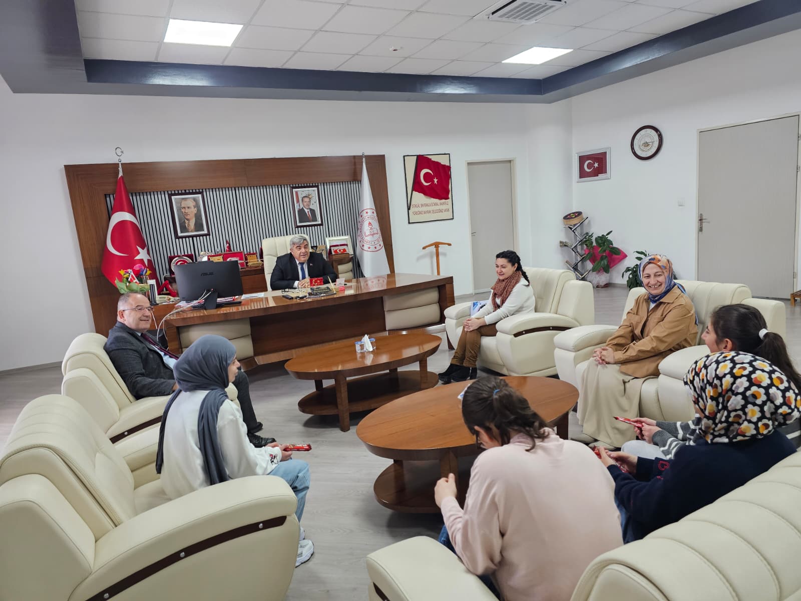 Helsinki'de Staj Yapan Özel Öğrencilerden Müdür Sünnetci'ye Ziyaret