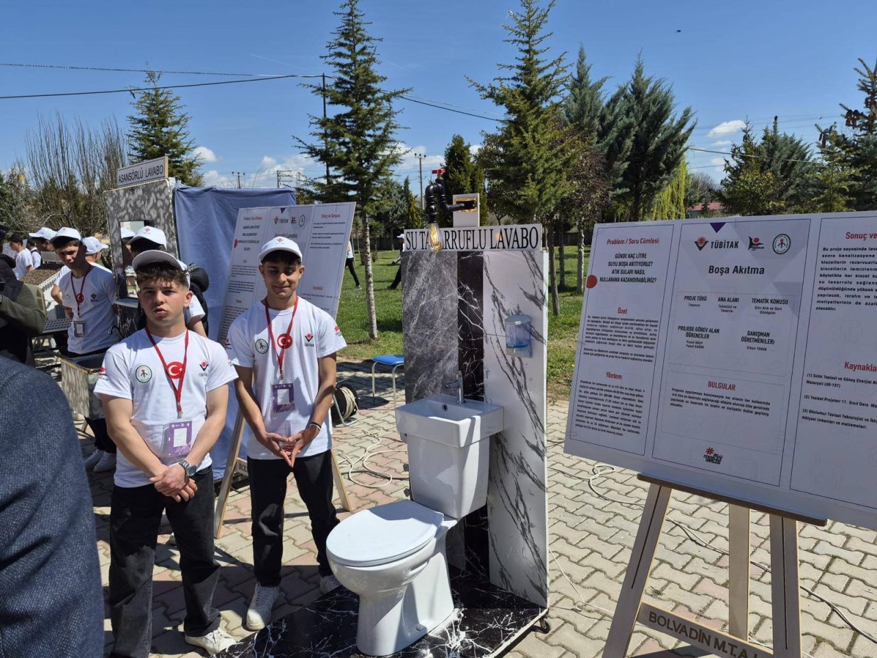 Afyonkarahisar'da Genç Mucitler Sahneye Çıktı: TÜBİTAK 4006 Bilim Fuarları Sürüyor