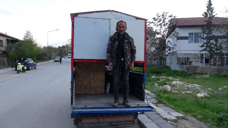 Kiralık Ev Bulamayınca Çözümü Tarım Aracında Buldu: Kendine Karavan Yaptı