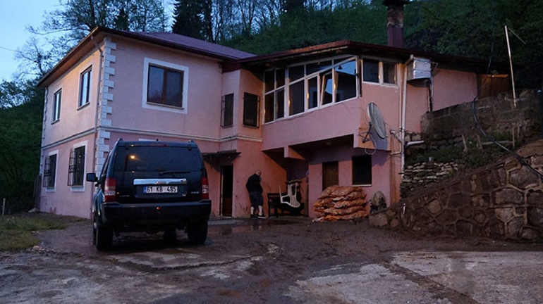 Trabzon’da Heyelan Dehşeti: 2 Katlı Ev Toprak Altında Kaldı!