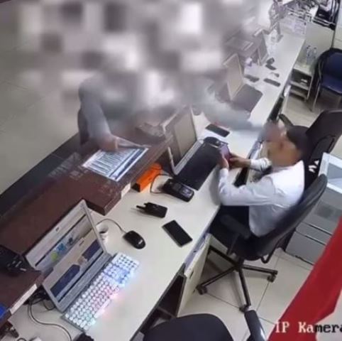 Afyon Otogarda Dehşet! Tokat Attı, Bıçağı Çekti!