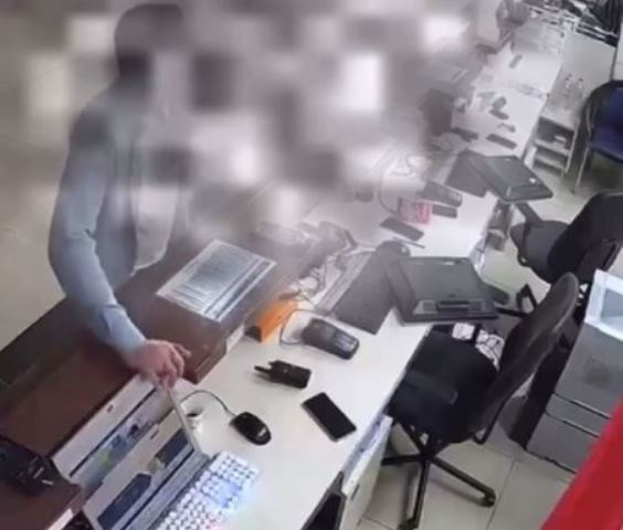 Afyon Otogarda Dehşet! Tokat Attı, Bıçağı Çekti!