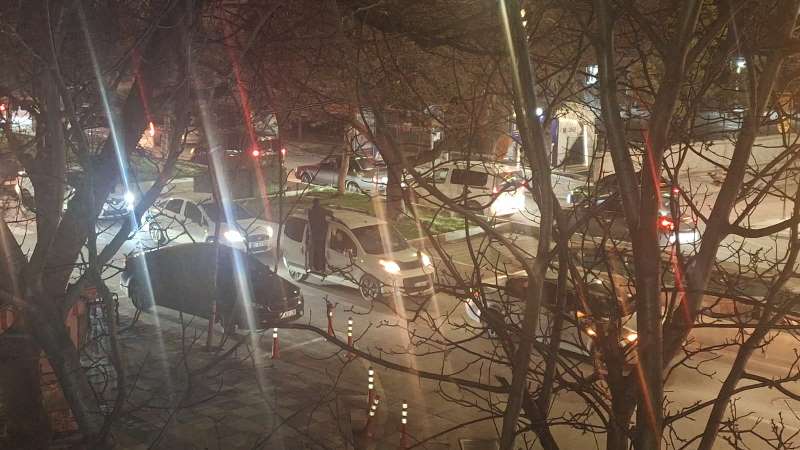 Afyon Sokaklarda: Milli Zaferle Gelen Coşku Geceyi Aydınlattı!