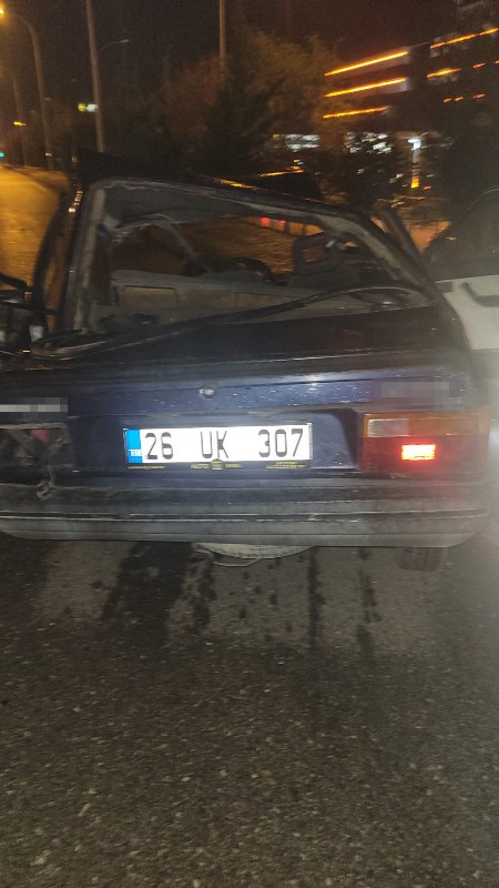 Afyon’da Köprü Bariyeri Ölüm Kapanı Oldu: Otomobil Ok Gibi Saplandı!