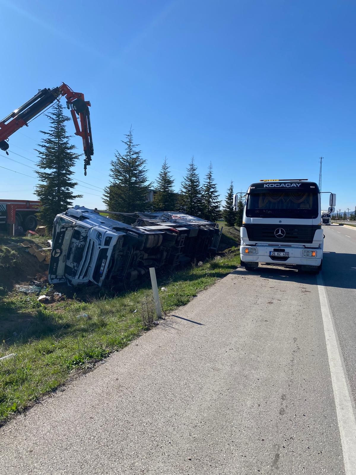 Afyonkarahisar’da Ev Eşyası Yüklü Tır Şarampole Devrildi