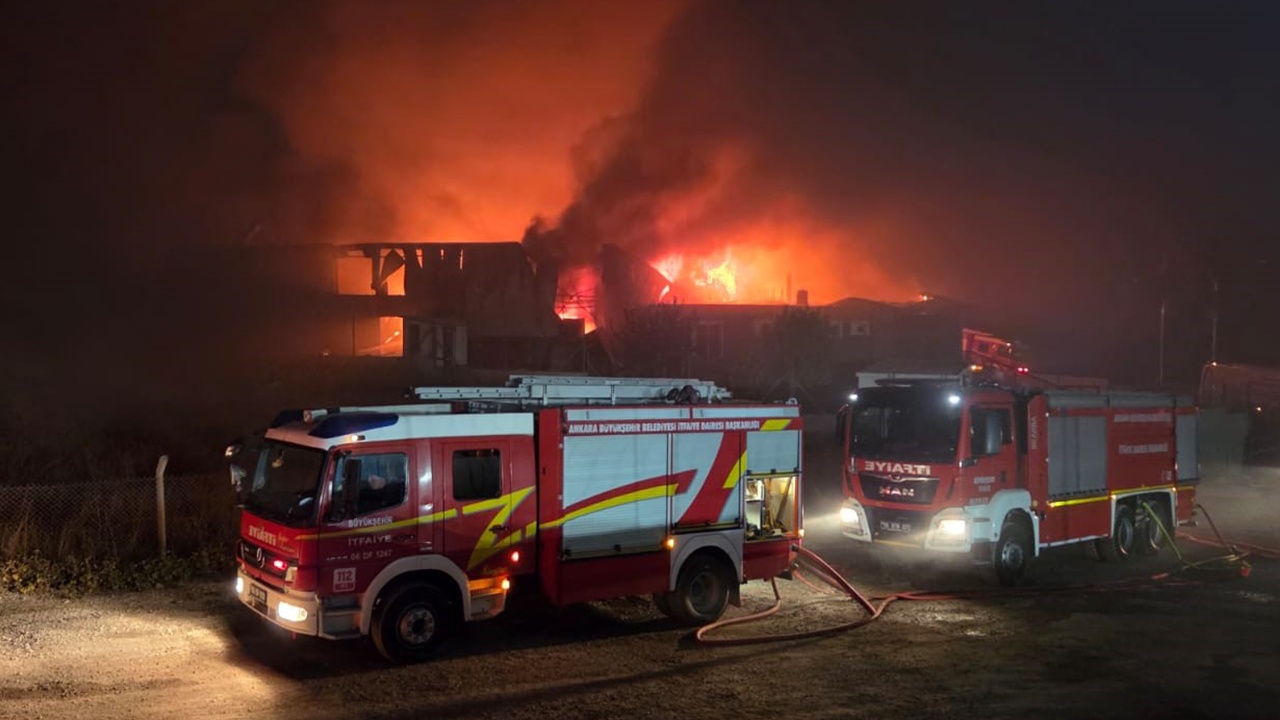 Ankara Elmadağ’da Boya Fabrikasında Korkutan Yangın!