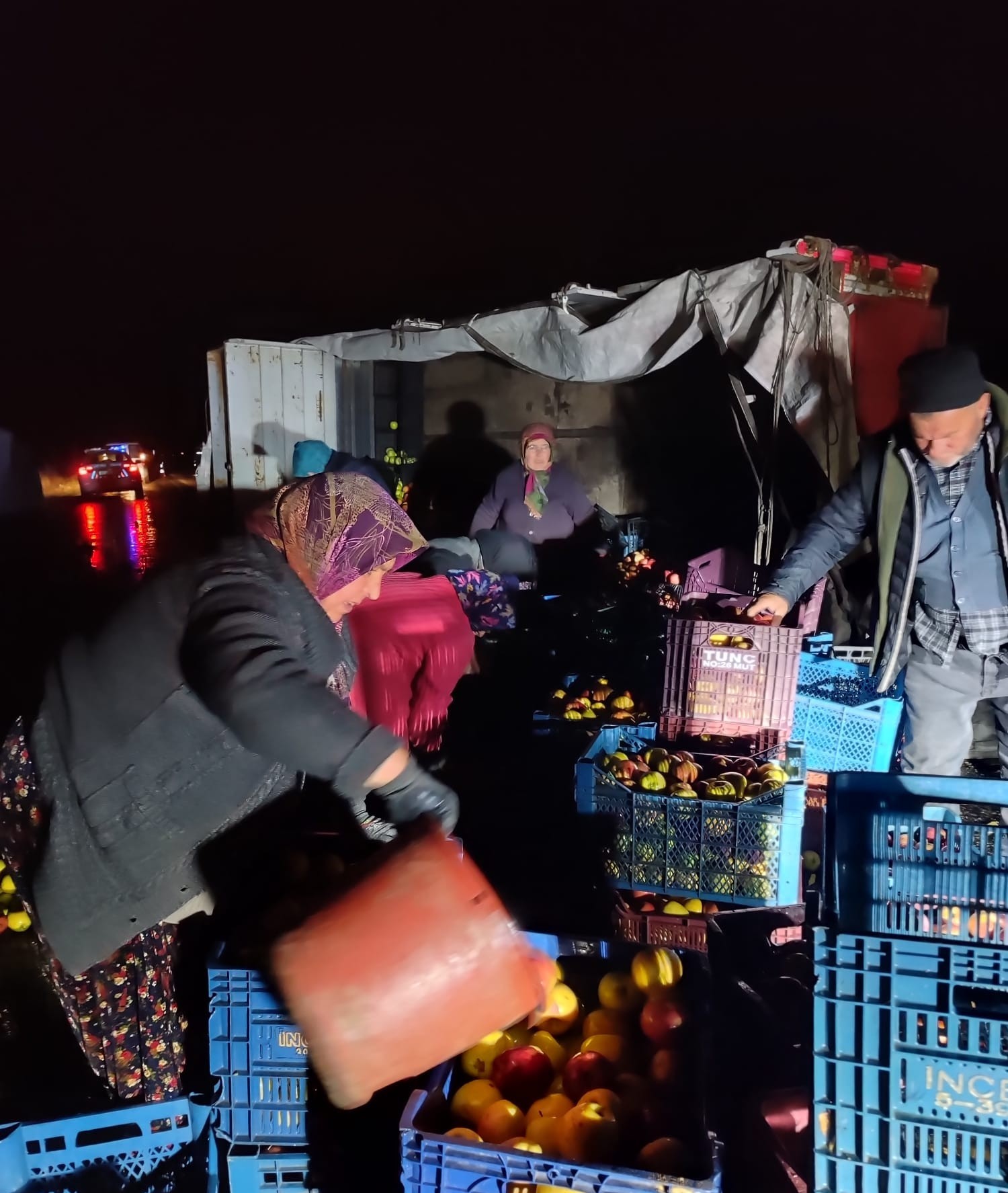 Şuhut’taki Kazada Çevreye Dağılan Elmaları Köy Sakinleri Topladı