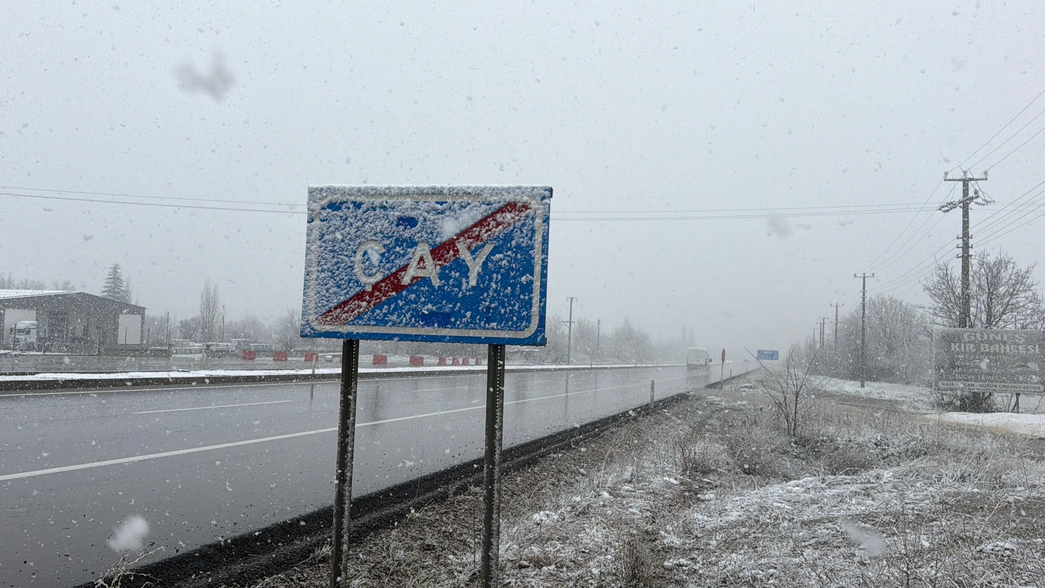 Afyonun O İlçesi Beyaza Büründü