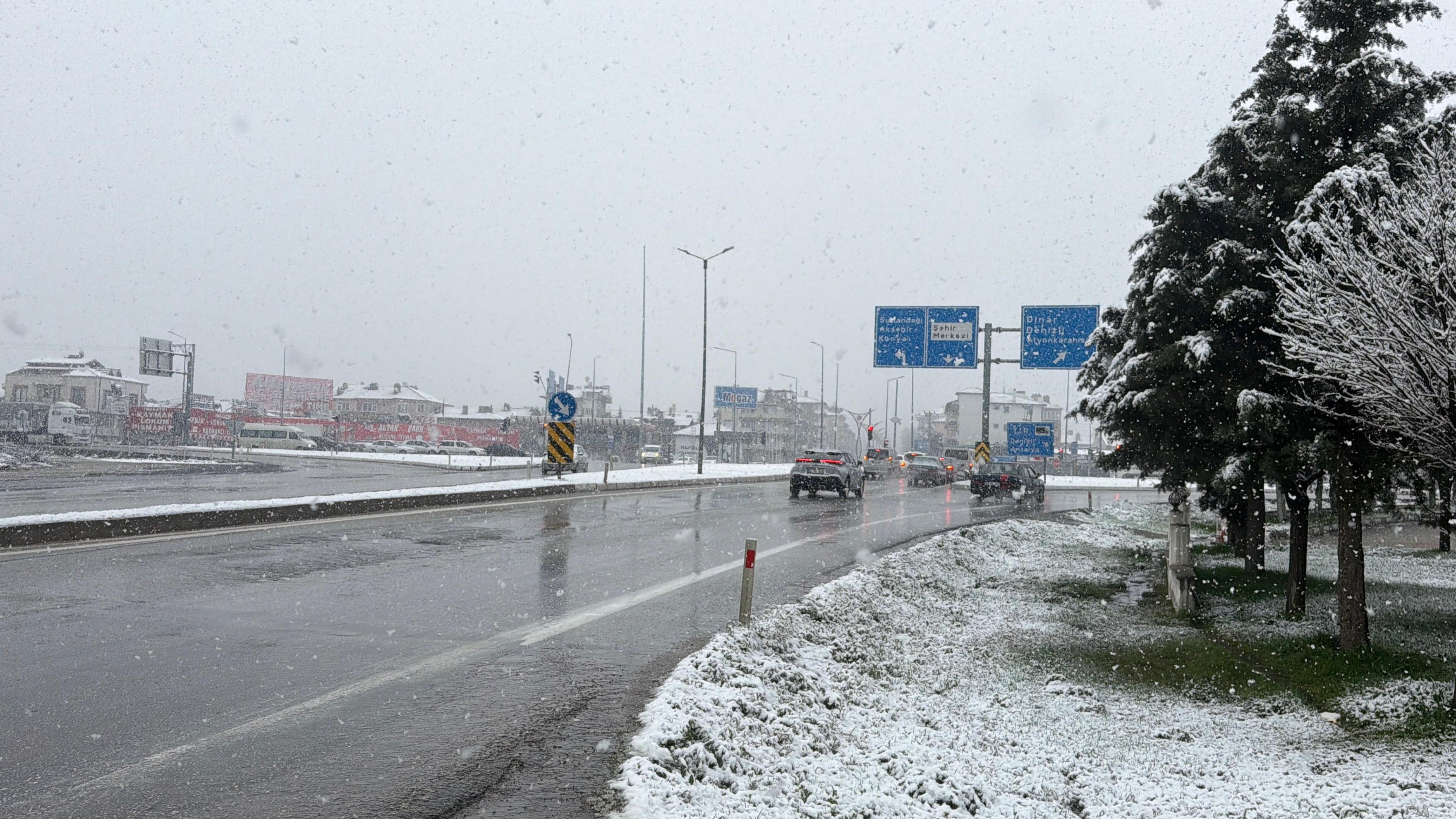 Afyonun O İlçesi Beyaza Büründü