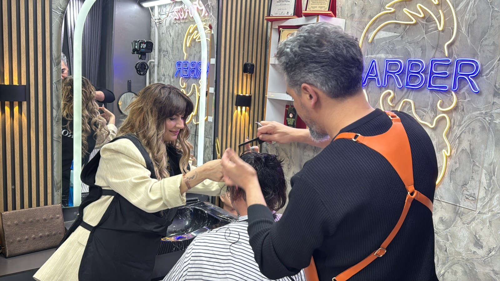 Afyonkarahisar'da Erkek Berberi Kadın: Üç Yıldır Müşterilerine Hizmet Veriyor