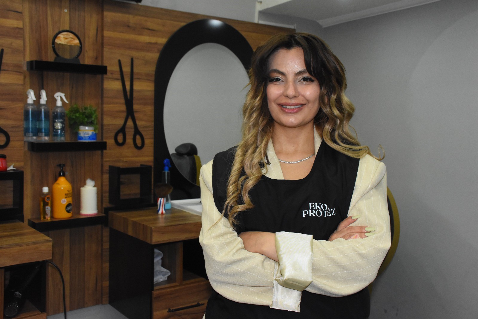 Afyonkarahisar'da Erkek Berberi Kadın: Üç Yıldır Müşterilerine Hizmet Veriyor