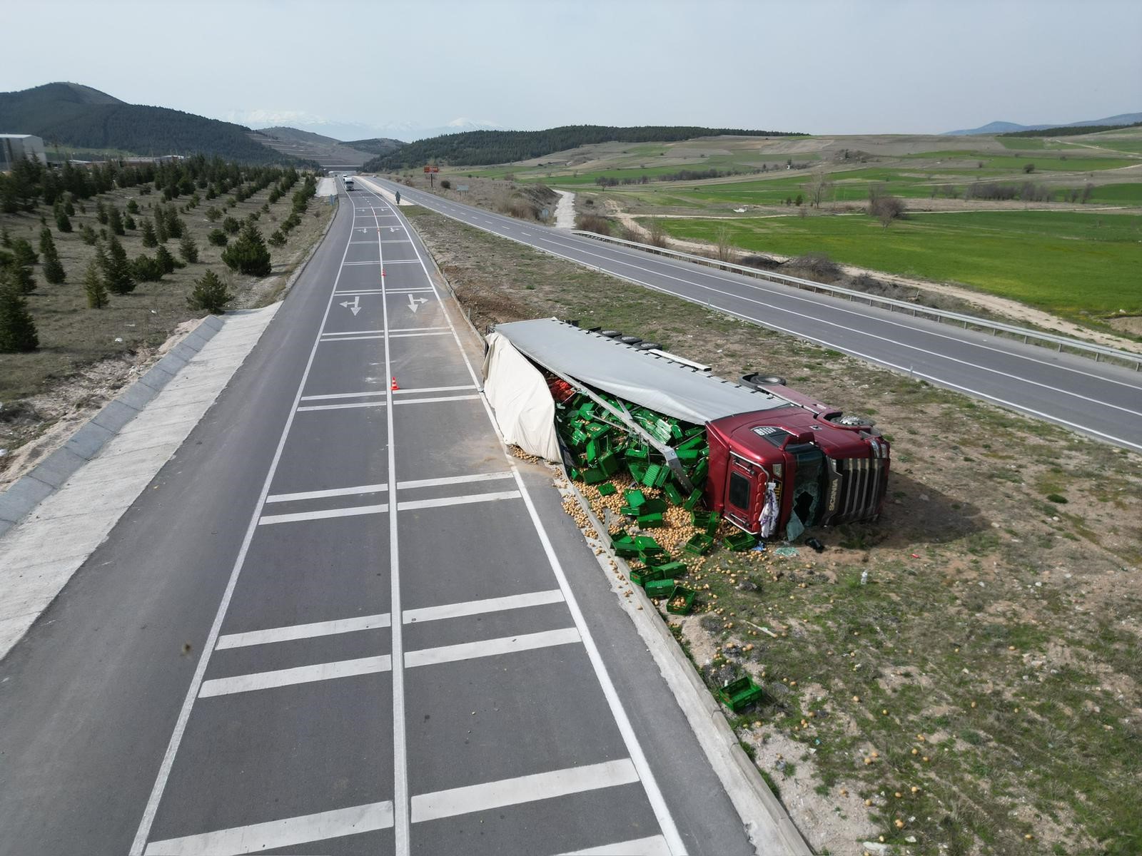 Afyonkarahisar’da Patates Yüklü Tır Devrildi: 3 Kişi Yaralandı