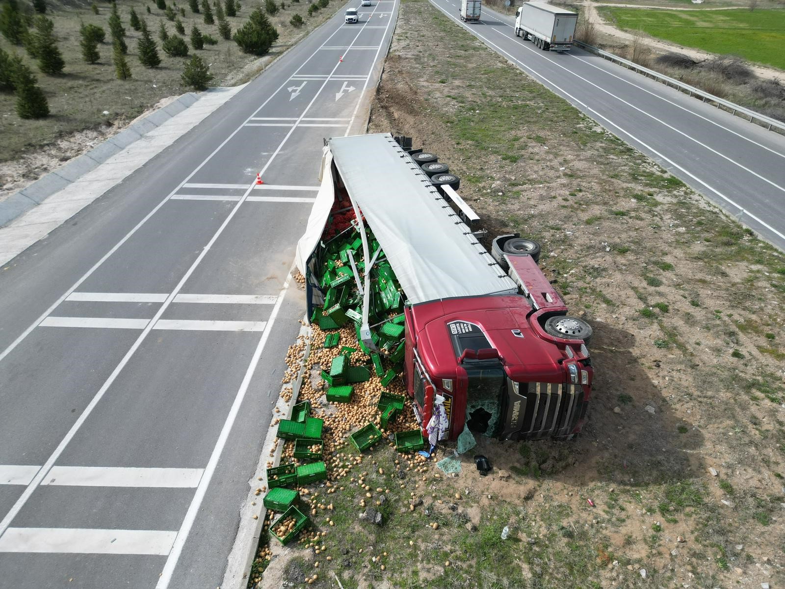 Afyonkarahisar’da Patates Yüklü Tır Devrildi: 3 Kişi Yaralandı