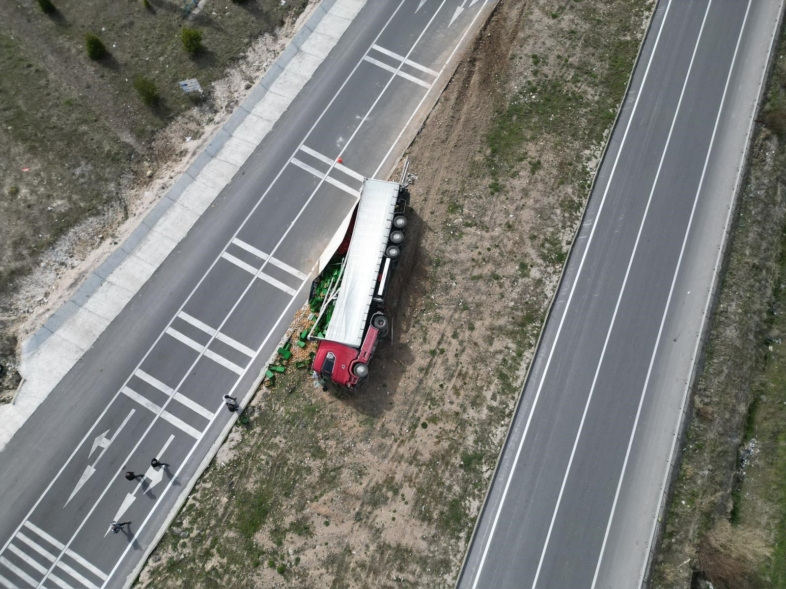 Afyonkarahisar’da Patates Yüklü Tır Devrildi: 3 Kişi Yaralandı