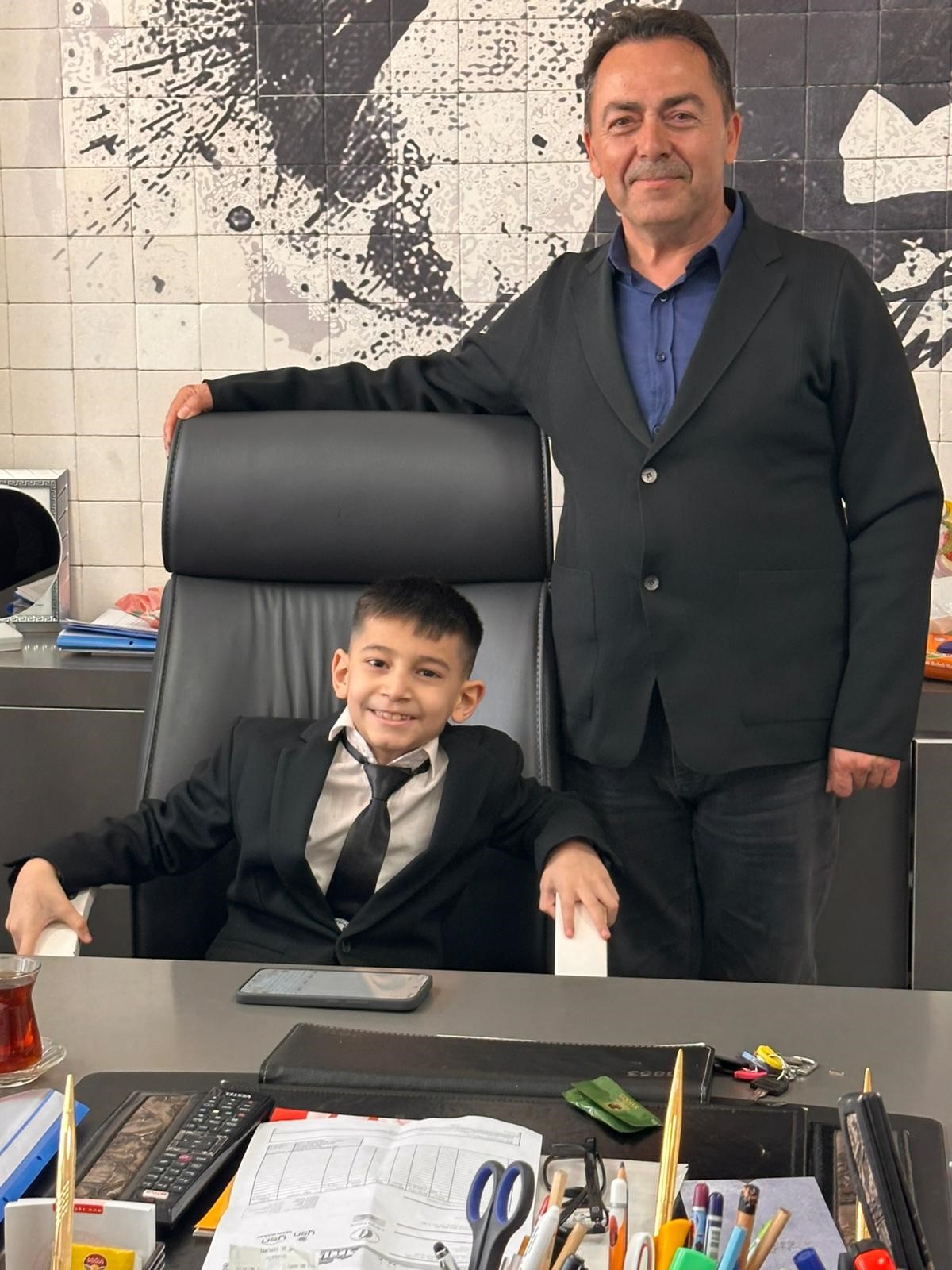 23 Nisan’da Minik Müdürden Büyük Jest: İlk Talimatıyla Arkadaşlarını Sevindirdi