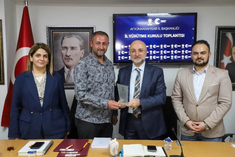 Başkan Şahin Yönetim Kurulu Üyelerine Teşekkür Plaketi Takdim Etti