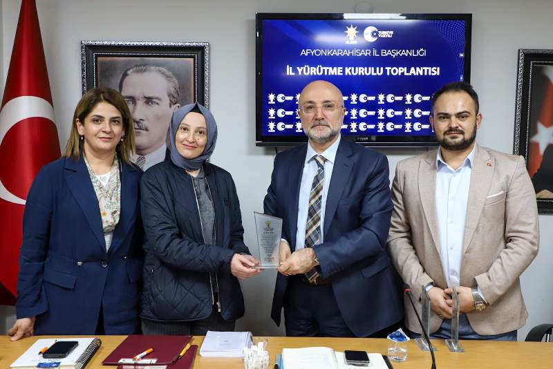 Başkan Şahin Yönetim Kurulu Üyelerine Teşekkür Plaketi Takdim Etti