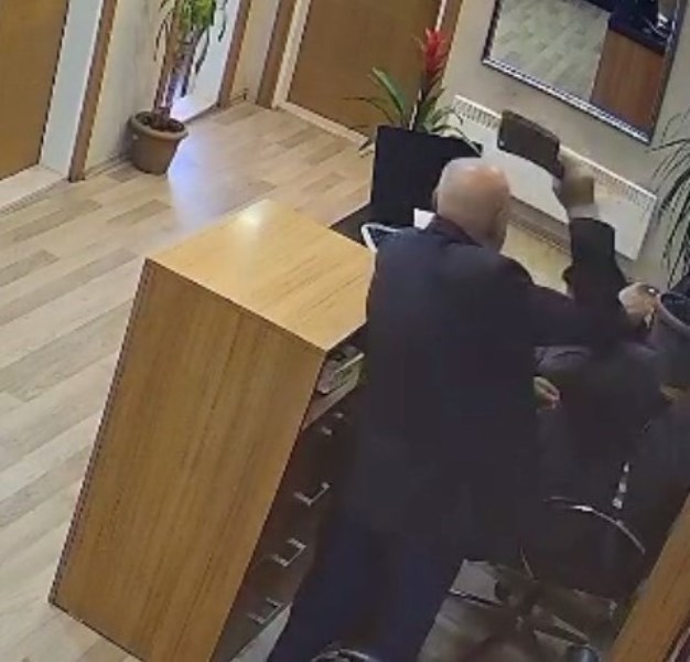 Belediye Personeline Satırla Saldırdı!