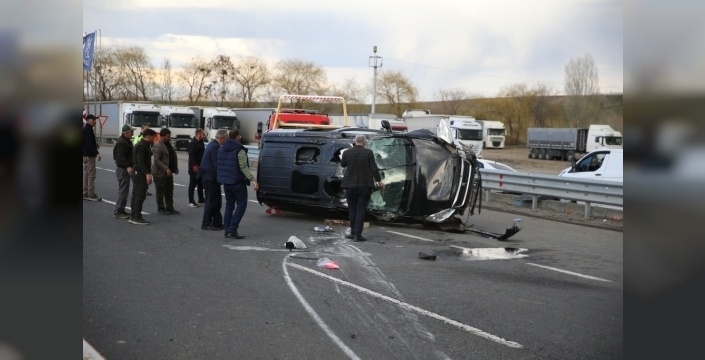 Erzurum’da Kavşakta Feci Kaza: Araç Yan Yattı, 4 Kişi Yaralandı