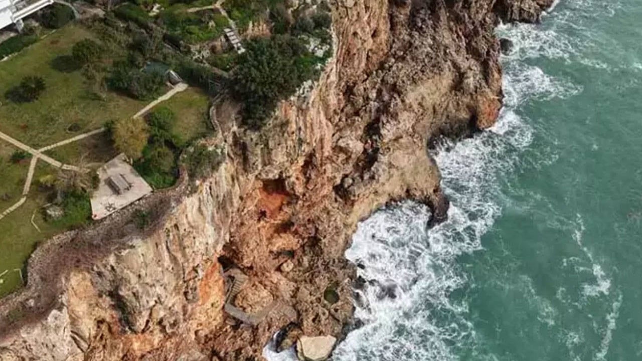 Antalya Falezlerinde Kaçak Yapıya Yıkım Kararı: 40 Yıllık Gizli Yapı Ortaya Çıktı