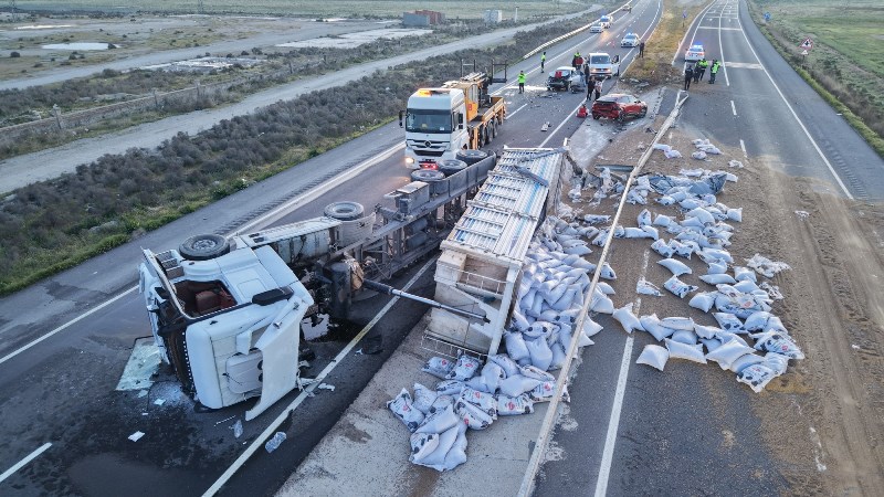 Hayvan Yemi Yüklü Tır Devrildi, 6 Yaralı Var!