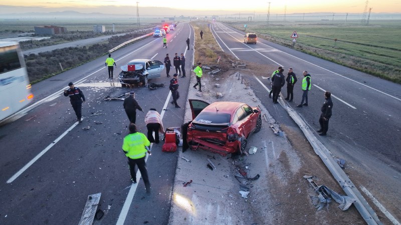 Hayvan Yemi Yüklü Tır Devrildi, 6 Yaralı Var!