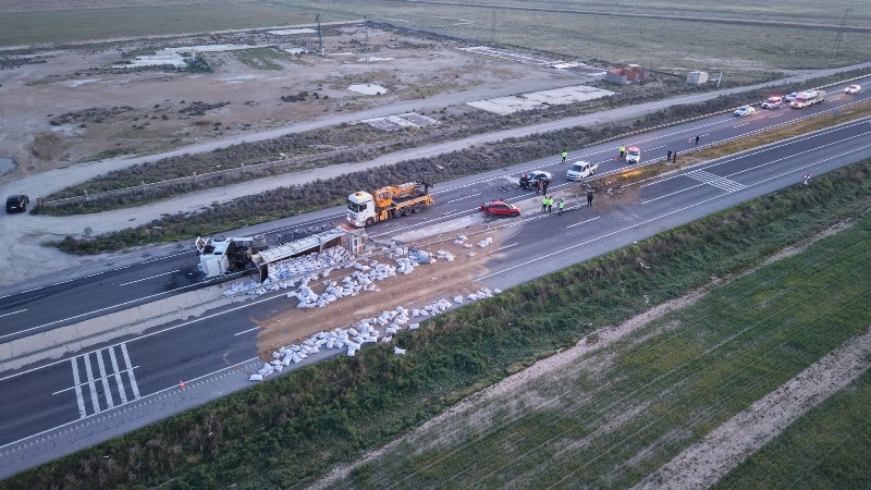 Hayvan Yemi Yüklü Tır Devrildi, 6 Yaralı Var!