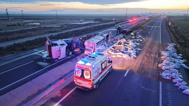 Hayvan Yemi Yüklü Tır Devrildi, 6 Yaralı Var!