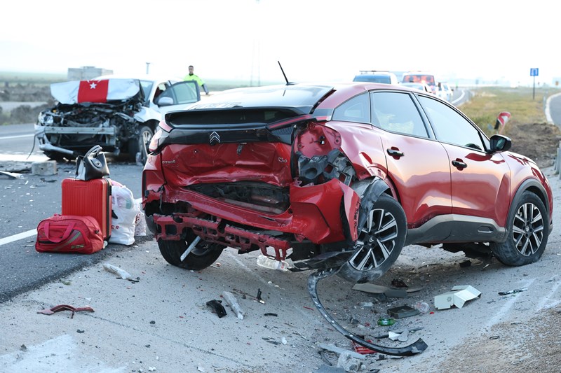 Hayvan Yemi Yüklü Tır Devrildi, 6 Yaralı Var!