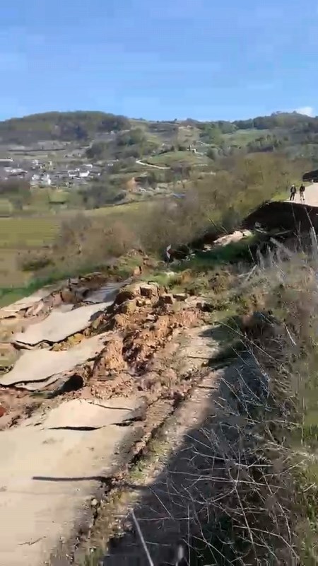 Heyelan Yolu Parçalara Ayırdı!
