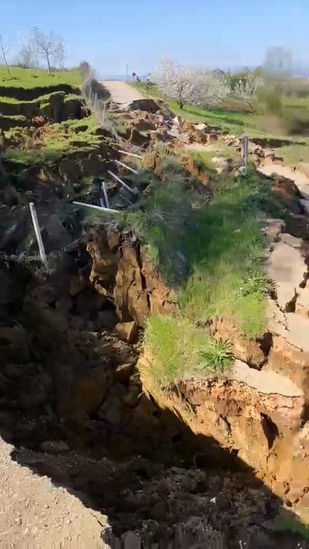 Heyelan Yolu Parçalara Ayırdı!