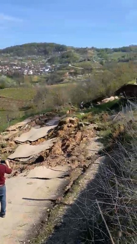Heyelan Yolu Parçalara Ayırdı!