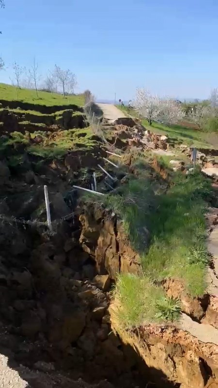 Heyelan Yolu Parçalara Ayırdı!