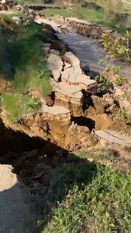 Heyelan Yolu Parçalara Ayırdı!