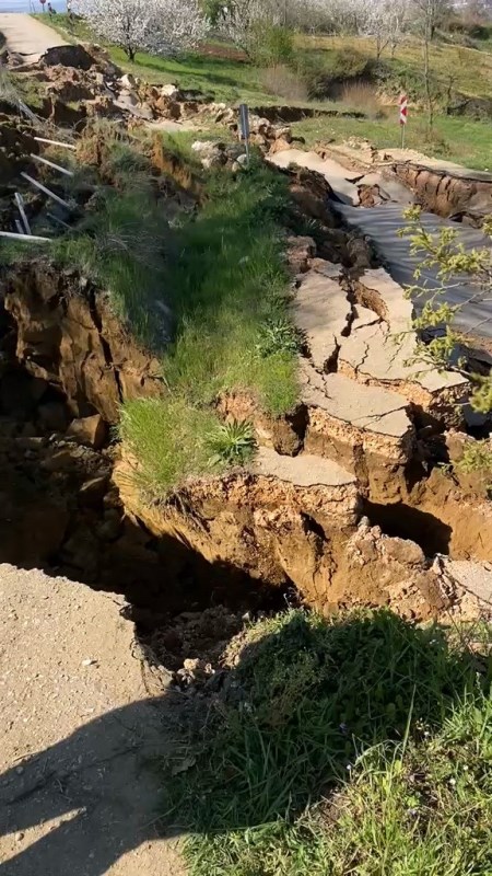 Heyelan Yolu Parçalara Ayırdı!