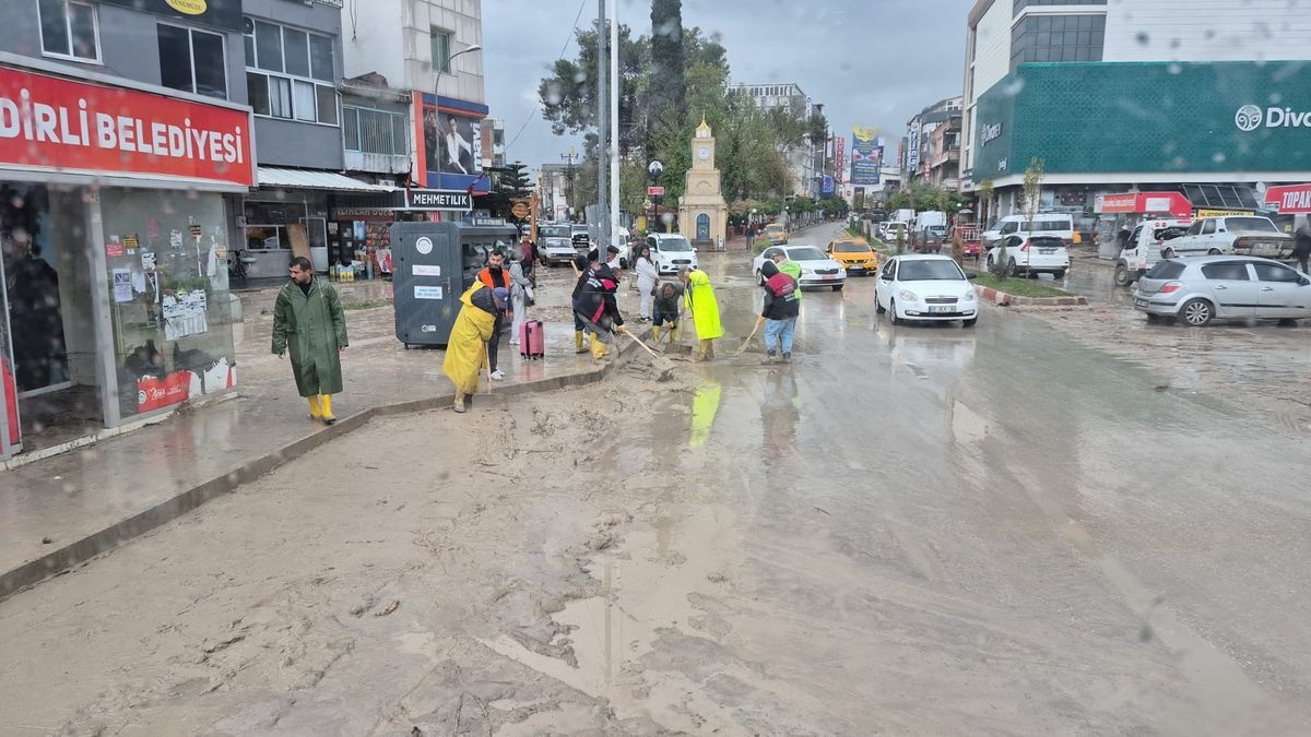 Kadirli’de Sel Felaketi: 2 Kişi Hayatını Kaybetti, Yüzlerce Yapı Hasar Gördü!