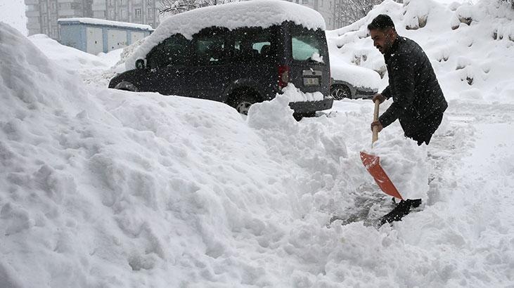Lapa Lapa Kar Yağdı: 84 Yerleşim Yerinin Yolu Kapandı!