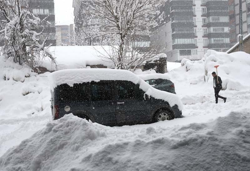Lapa Lapa Kar Yağdı: 84 Yerleşim Yerinin Yolu Kapandı!